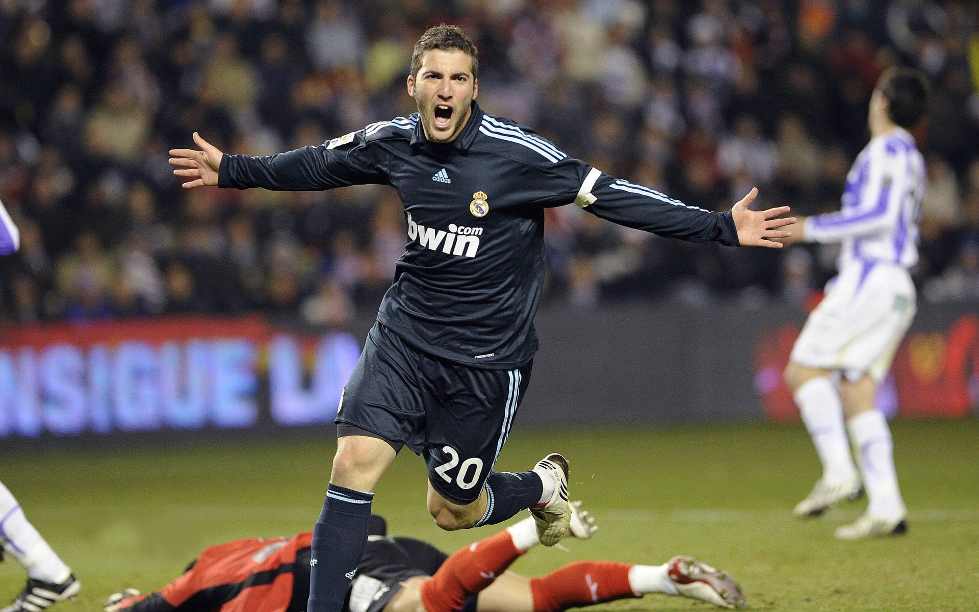 《电竞游戏平衡性调整：影响比赛格局的关键因素》，游戏 平衡