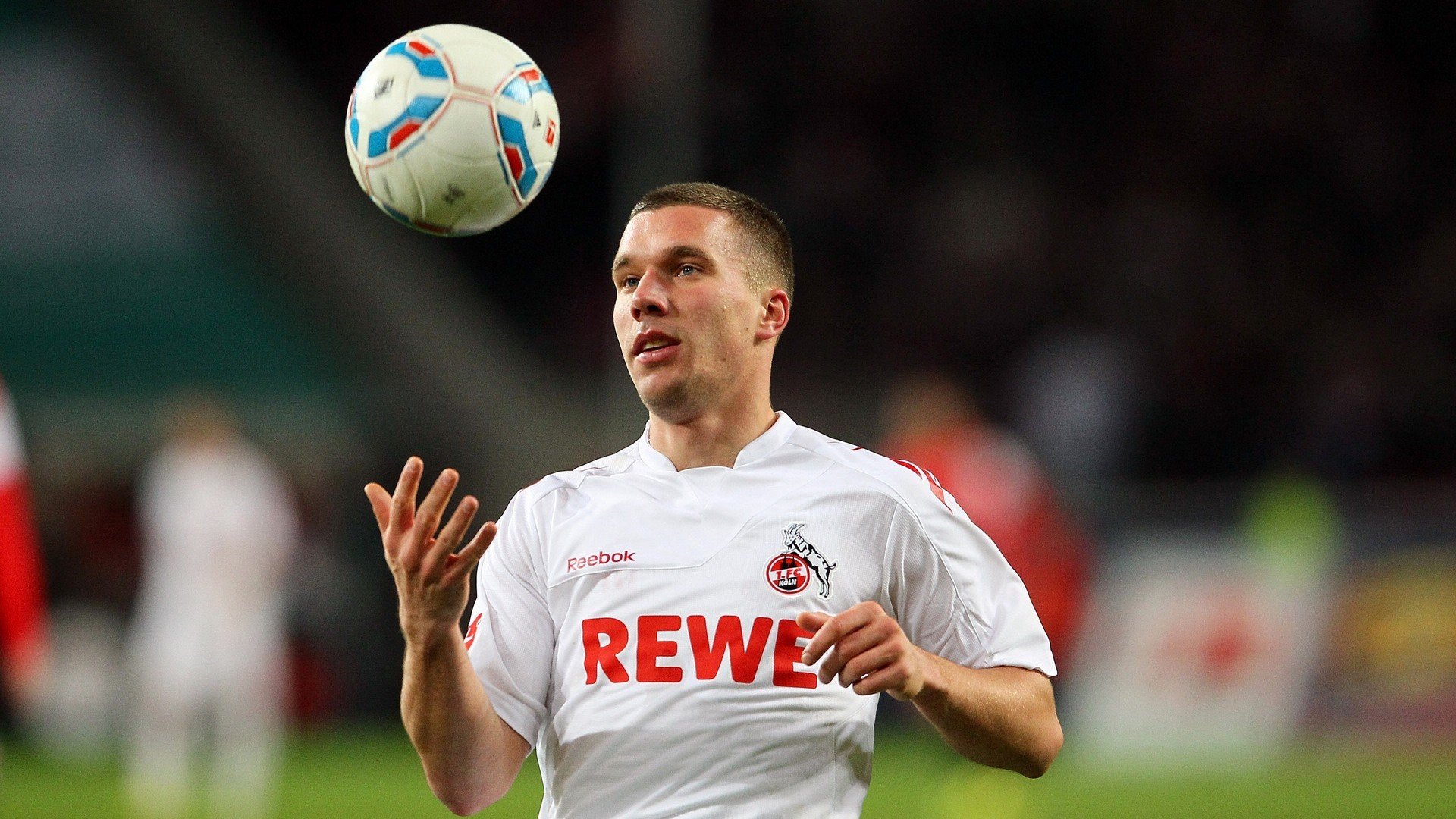 一场激烈的对决展现了球员们的精彩技艺，激烈对决同义词